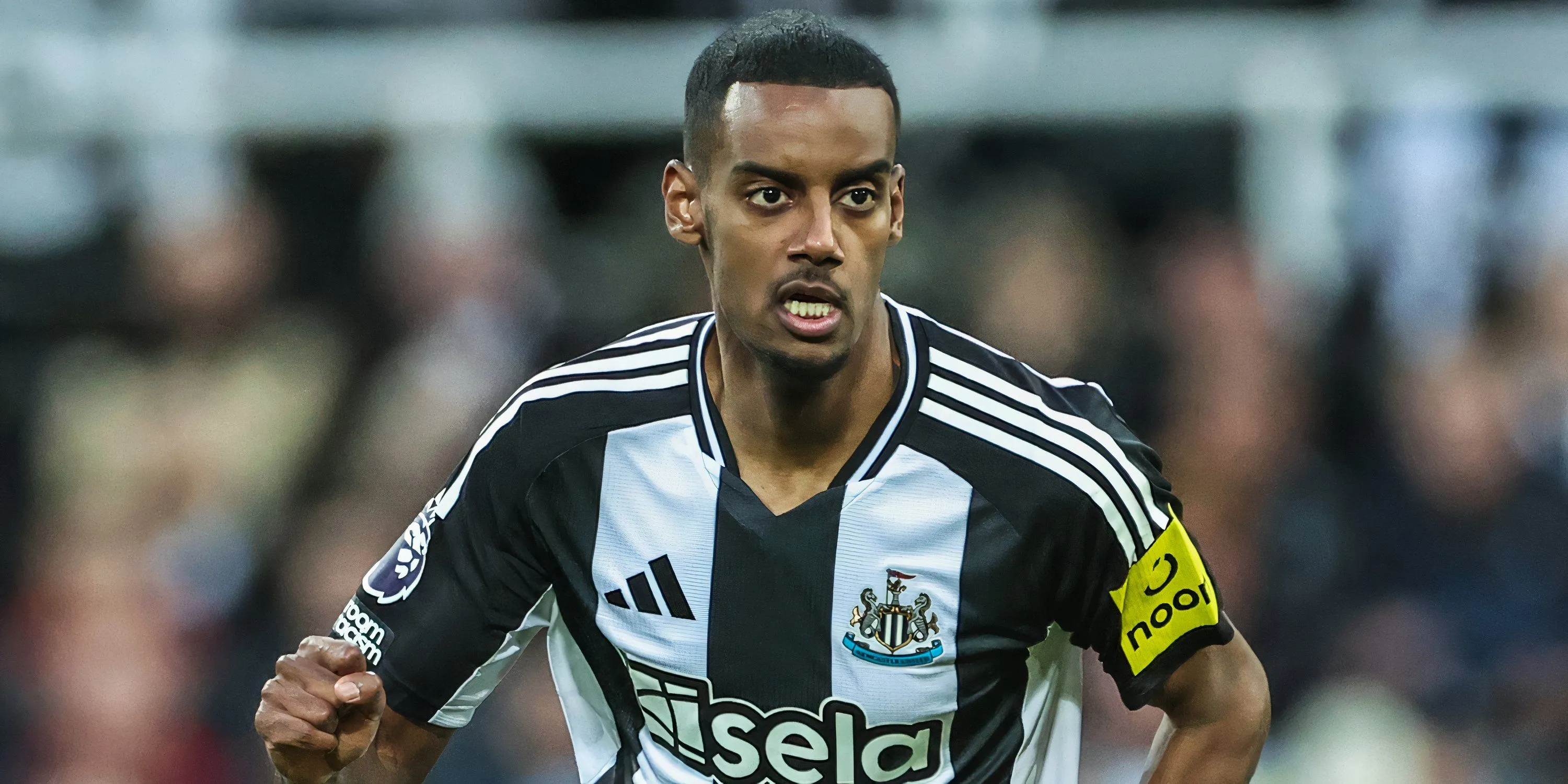Tiền đạo Alexander Isak trong màu áo Newcastle United chuẩn bị thực hiện cú sút trên sân cỏ