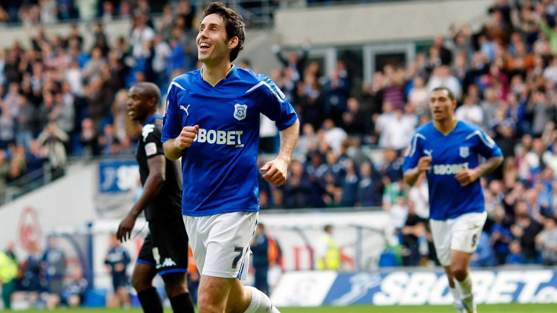 Tiền vệ Peter Whittingham trong màu áo Cardiff City