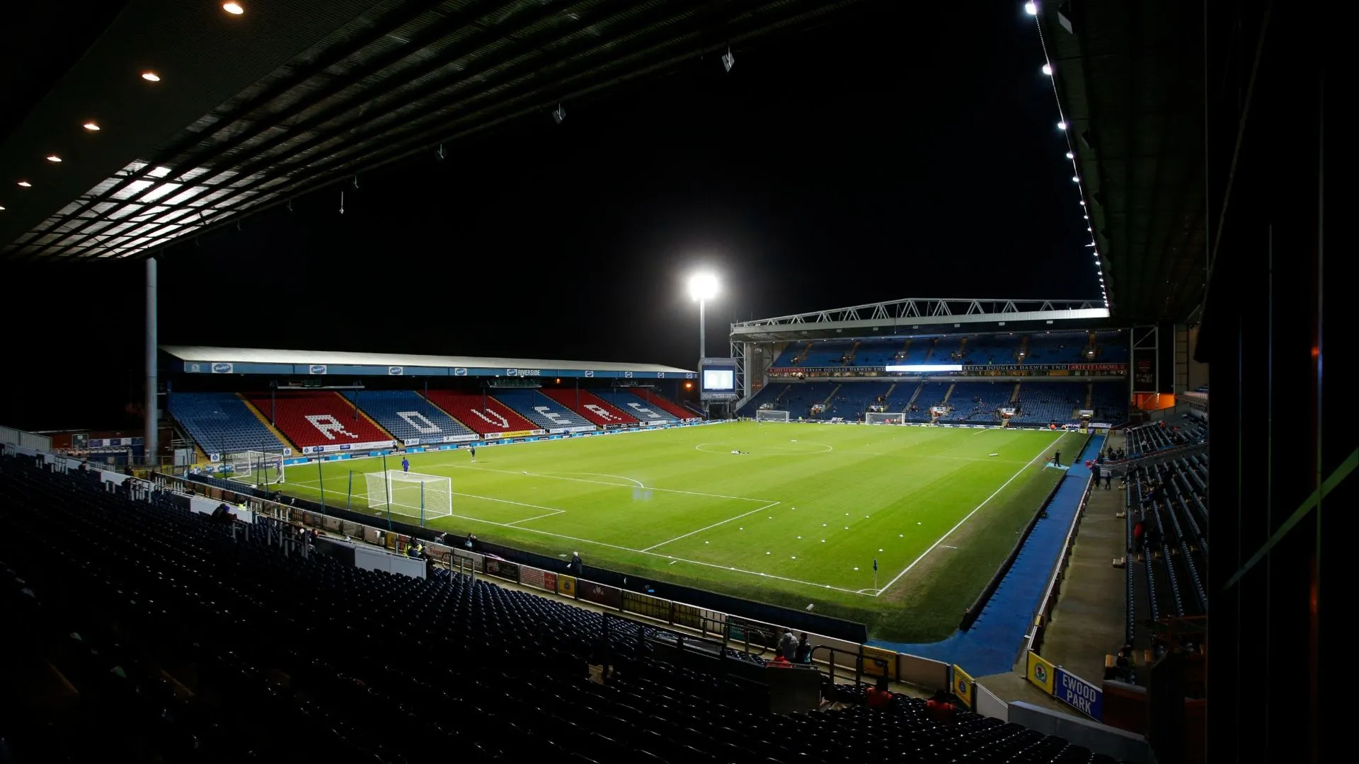Toàn cảnh sân Ewood Park của Blackburn Rovers với cổ động viên