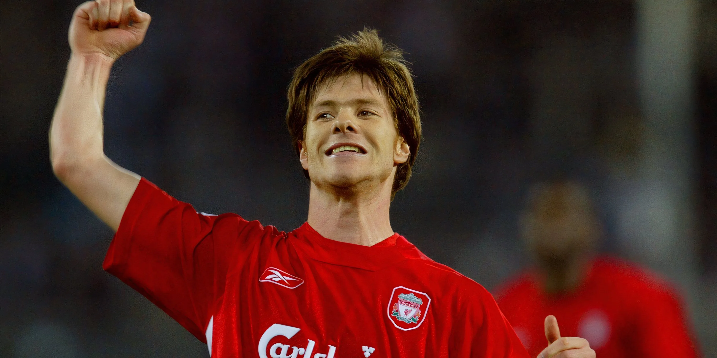 Xabi Alonso trong màu áo Liverpool tại sân vận động Anfield.