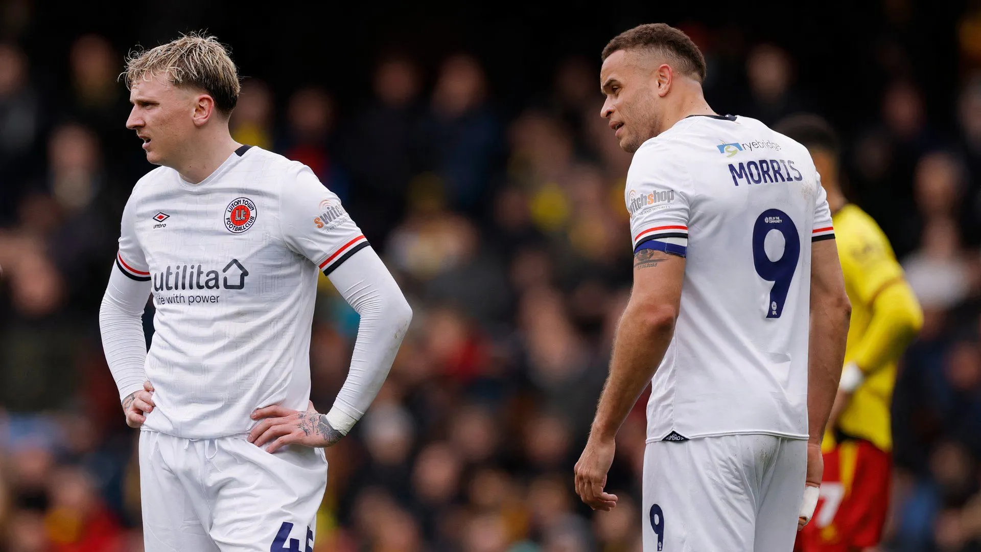 Alfie Doughty và Carlton Morris trong màu áo Luton Town, thể hiện khả năng tấn công của Doughty trước khi gia nhập Millwall ở giải bóng đá Anh.