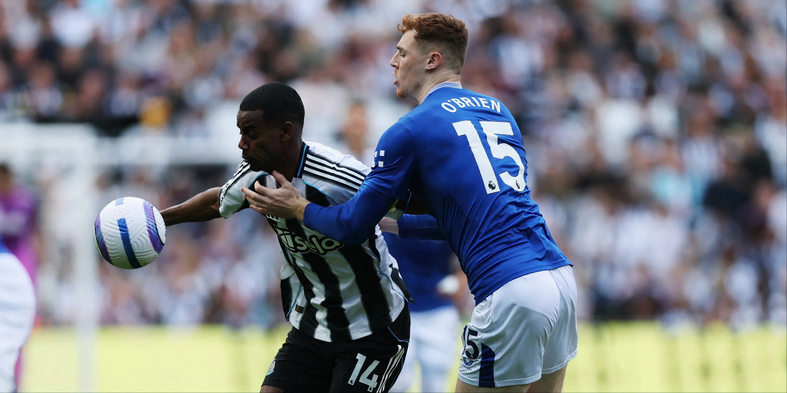 Jake O'Brien, trung vệ trẻ của Everton, thi đấu tại Premier League, được kỳ vọng sẽ là tấm gương thành công cho Maitland-Niles.