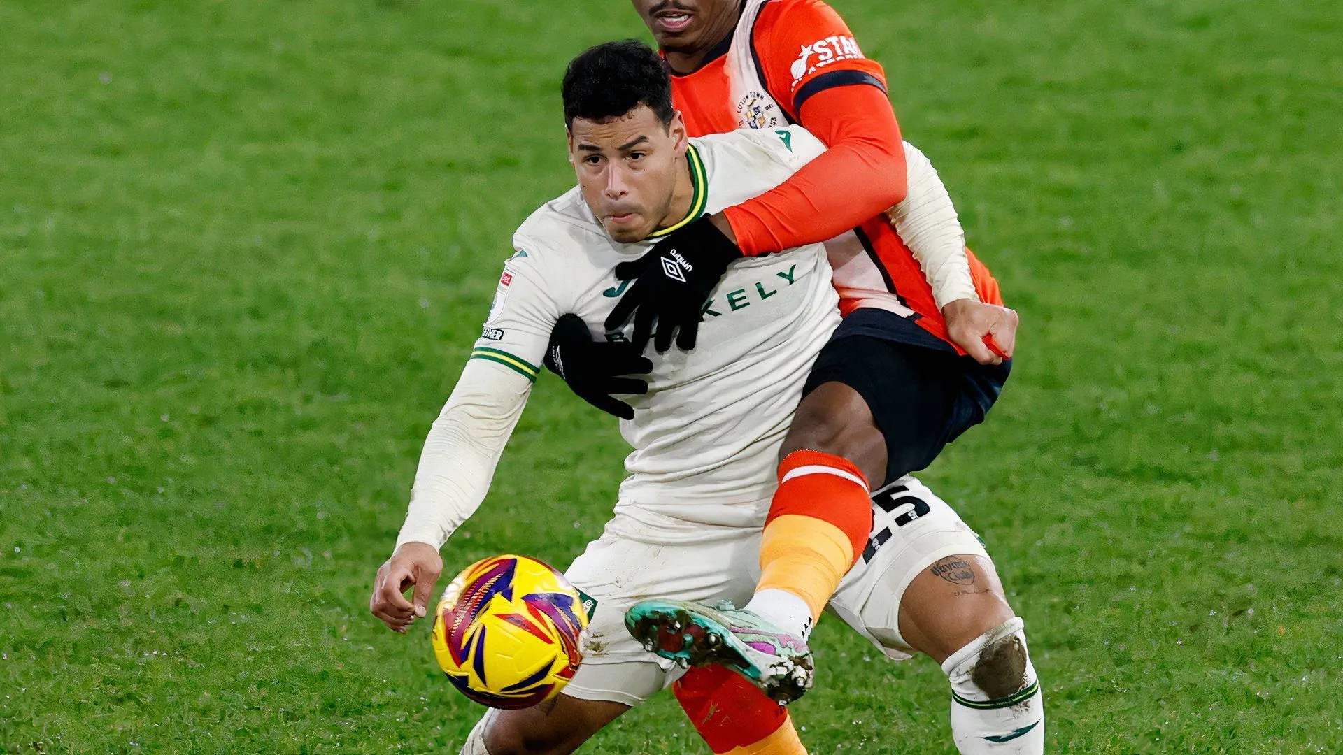 Onel Hernandez trong một trận đấu ở Championship, tiền vệ có kinh nghiệm nhưng phong độ không ổn định đang được Sheffield Wednesday cân nhắc.