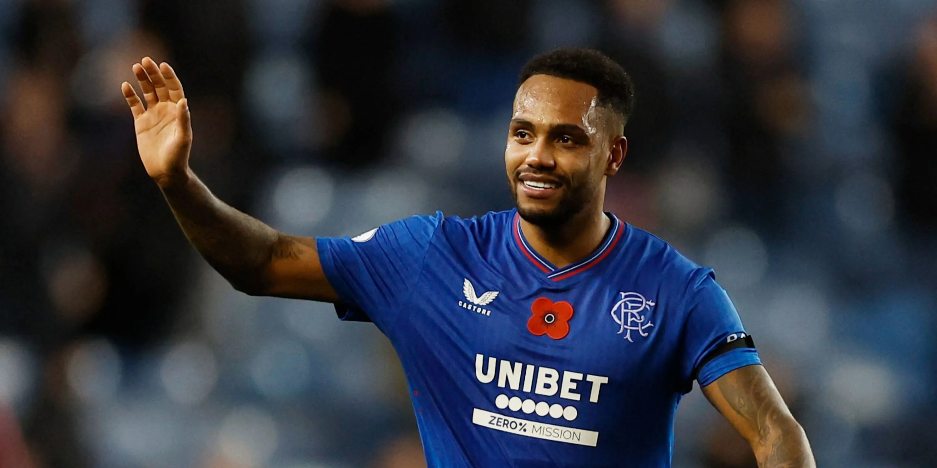 Tiền đạo Danilo của Rangers thi đấu vật vờ tại giải VĐQG Scotland.