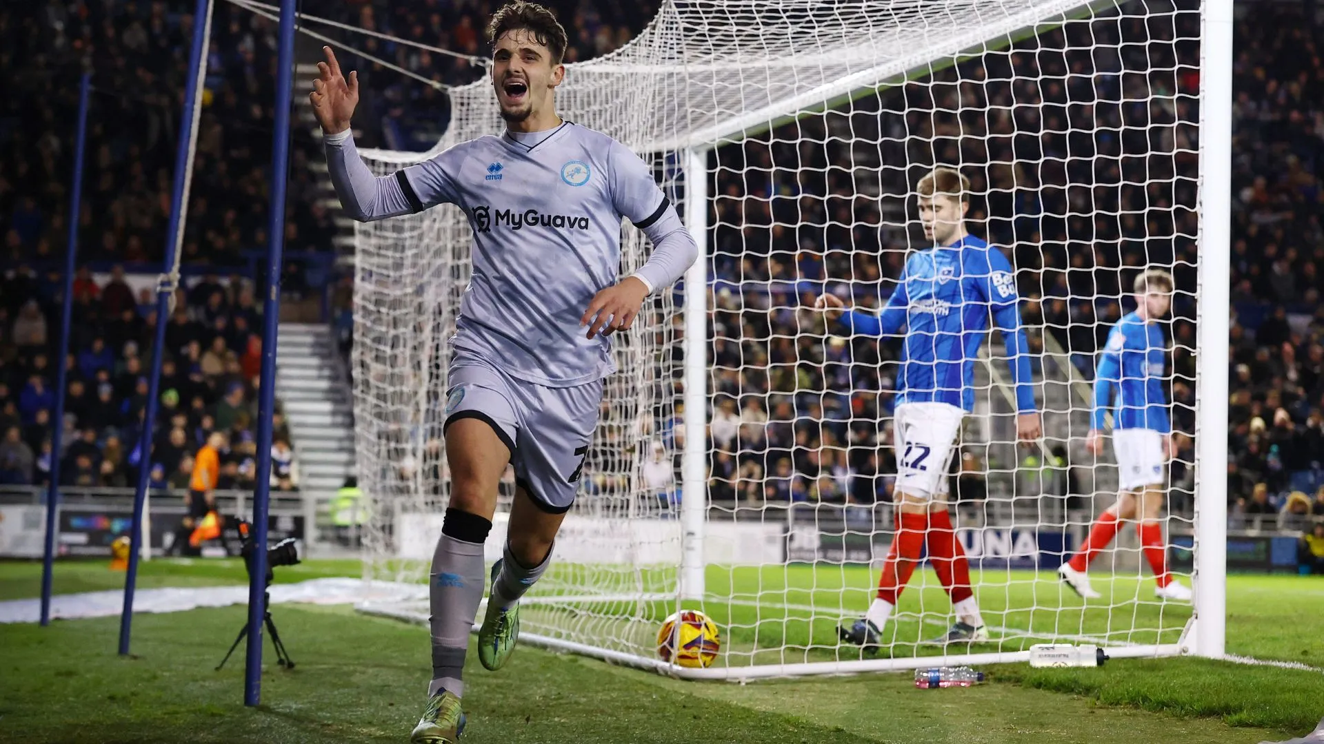 Tiền đạo Mihailo Ivanovic của Millwall thi đấu trên sân, thể hiện tầm quan trọng của anh với đội bóng Anh.
