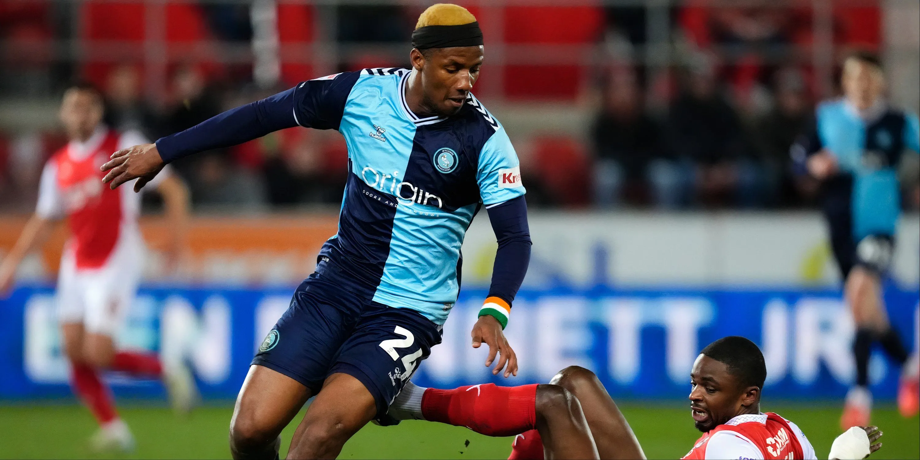 Tiền đạo Richard Kone trong trang phục Wycombe Wanderers, một ngôi sao tiềm năng từ League One Anh
