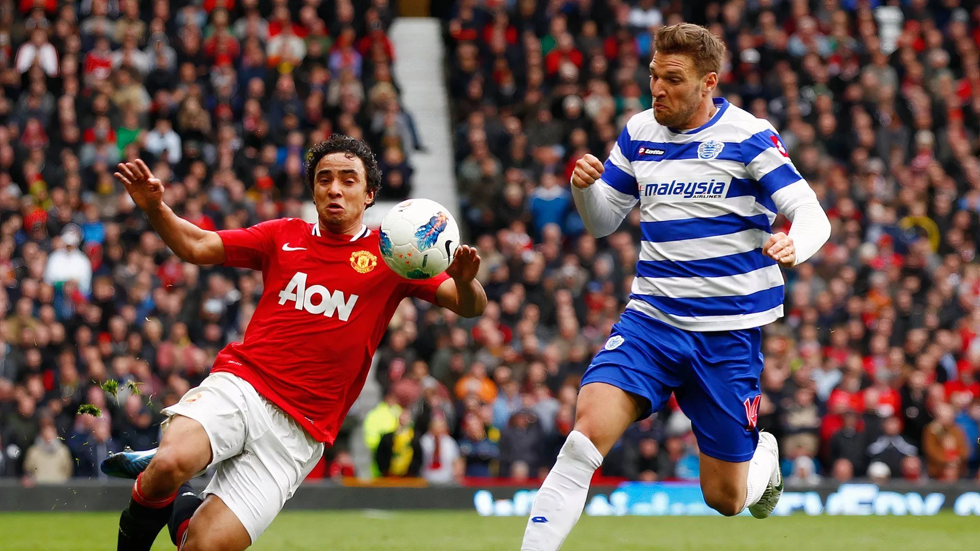 Akos Buzsaky trong một trận đấu tại Loftus Road, thể hiện sự tập trung và kỹ năng chuyên môn cao