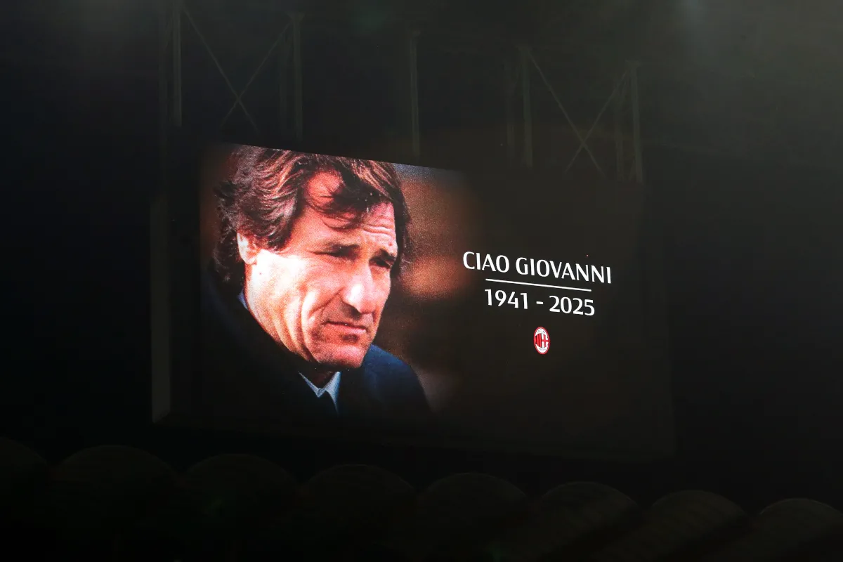 Bảng điều khiển LED tại sân Giuseppe Meazza dành cho lễ tưởng niệm Giovanni Galeone trước trận đấu Milan-Roma ngày 2/11/2025
