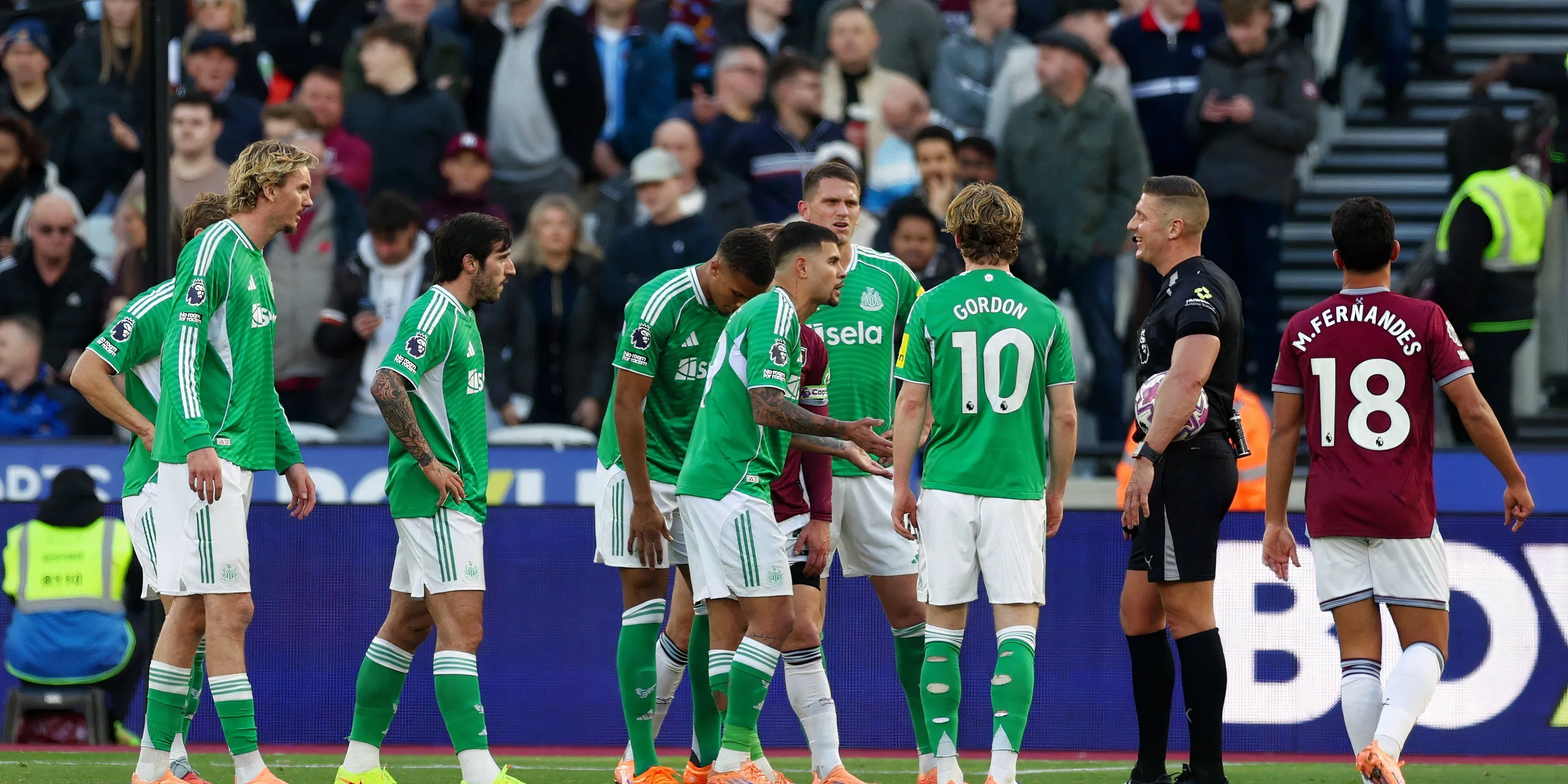Các cầu thủ Newcastle tỏ ra bất lực trên sân London Stadium