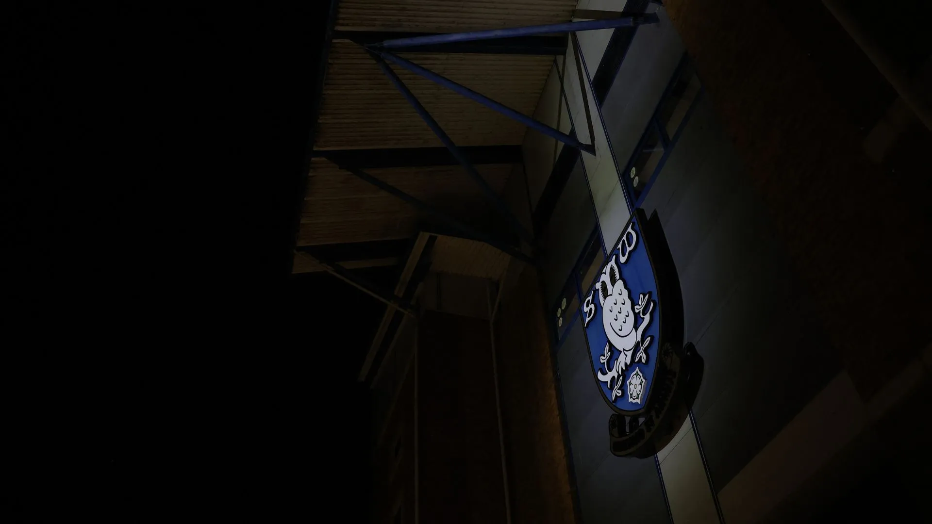 Cầu thủ Sheffield Wednesday chuẩn bị thi đấu trước một khán đài đông đúc tại Hillsborough