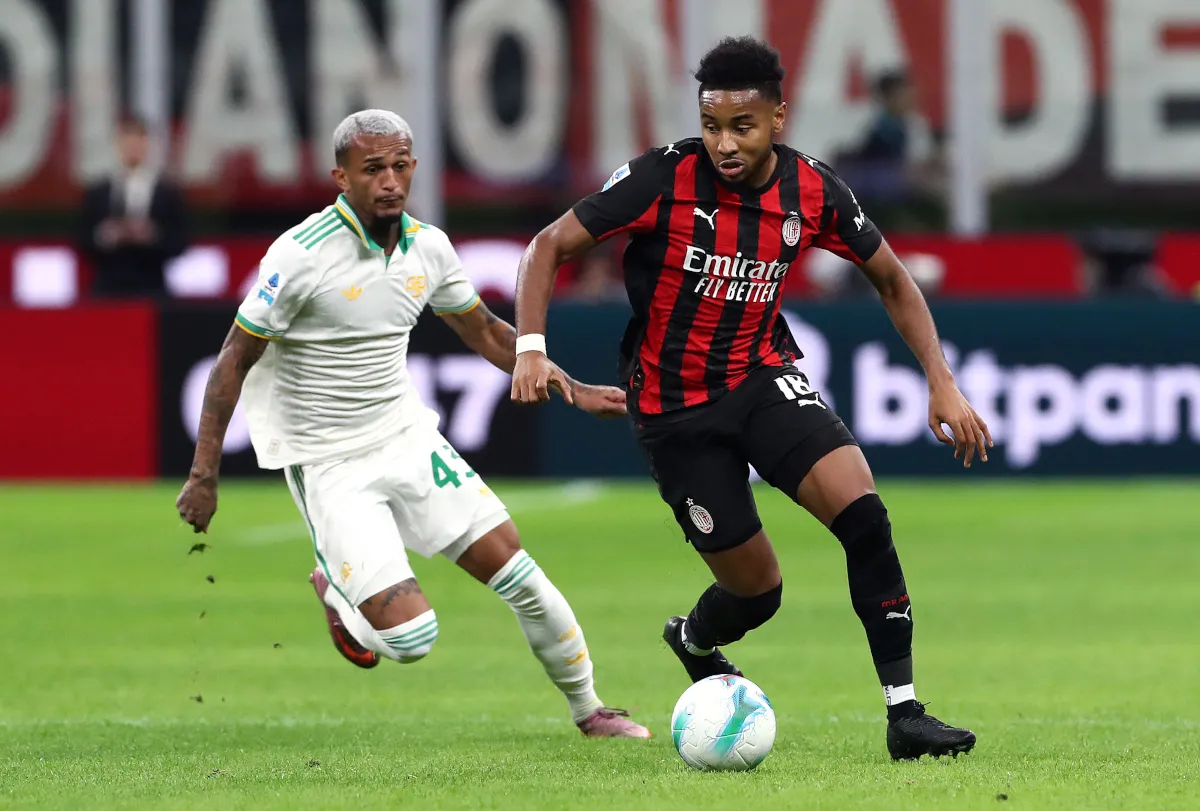 Christopher Nkunku của AC Milan chạy với bóng dưới sự ém cơ của Wesley Franca trong trận đấu Serie A tại San Siro ngày 2 tháng 11