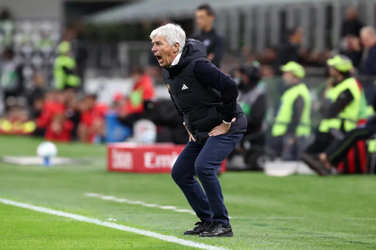 Gian Piero Gasperini hướng dẫn đội tuyển trong trận Serie A tại sân Giuseppe Meazza, Milan