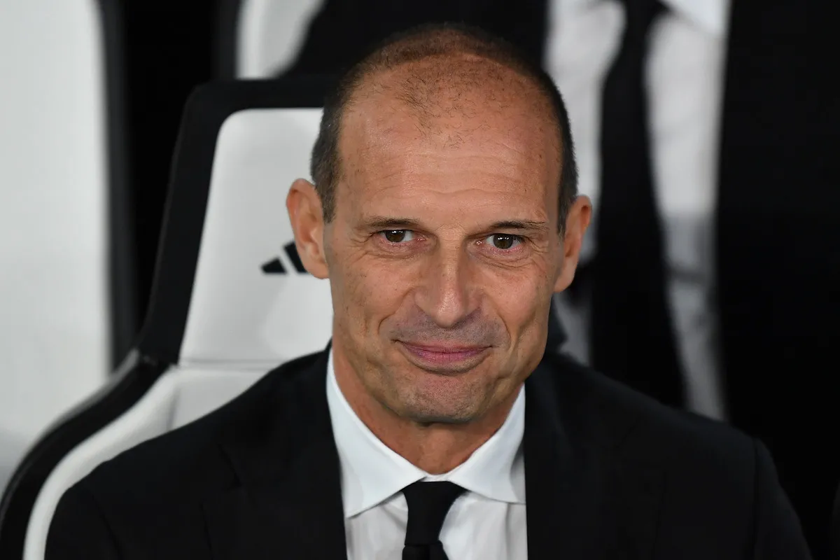 Huấn luyện viên AC Milan Massimiliano Allegri quan sát trận đấu Serie A giữa Juventus và AC Milan tại sân Allianz vào ngày 5 tháng 10, 2025