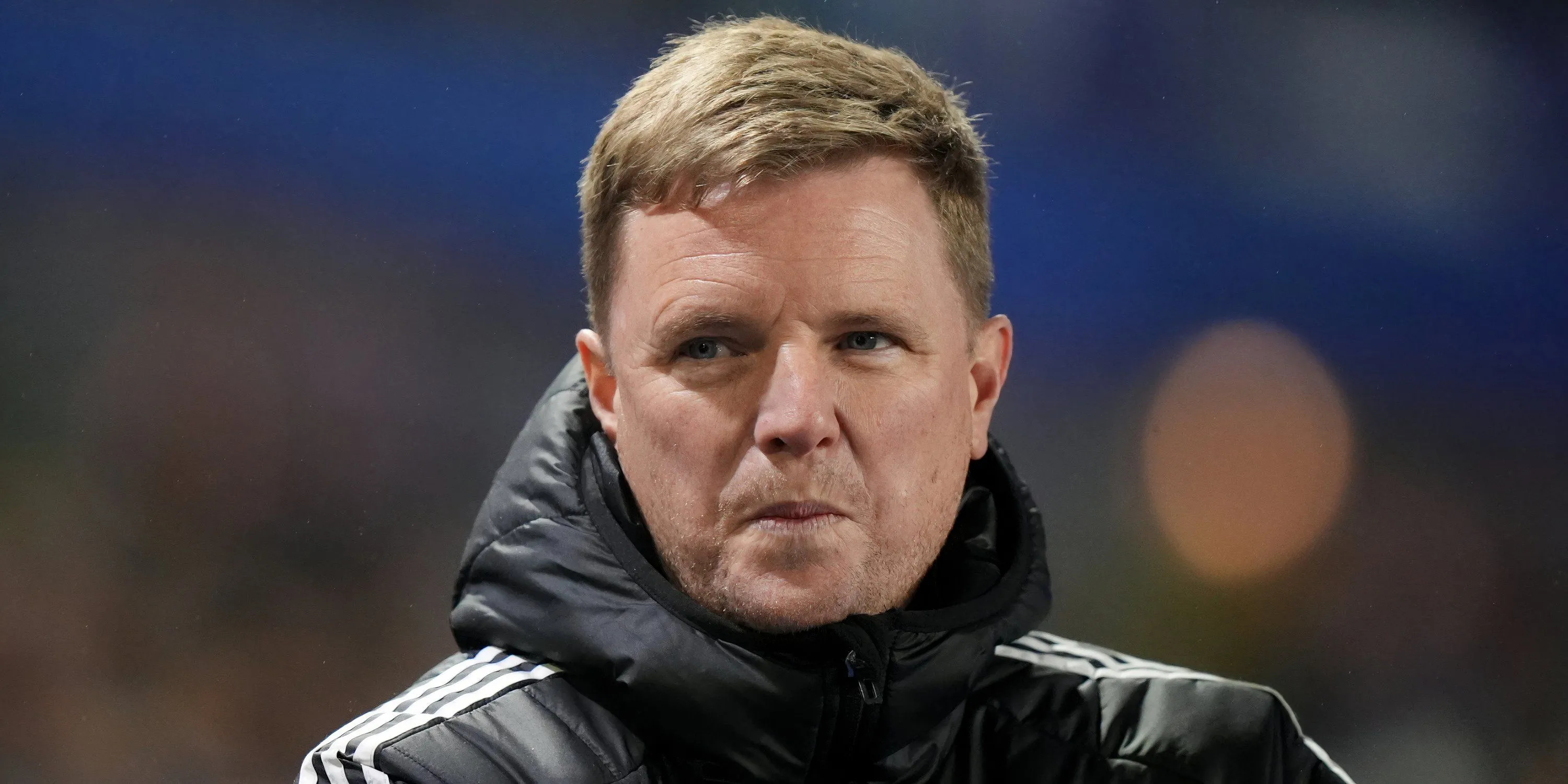 Huấn luyện viên Eddie Howe của Newcastle United quan sát từ lề sân