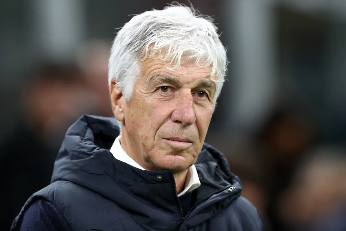 Huấn luyện viên Gian Piero Gasperini của Roma theo dõi trận đấu tại sân Giuseppe Meazza