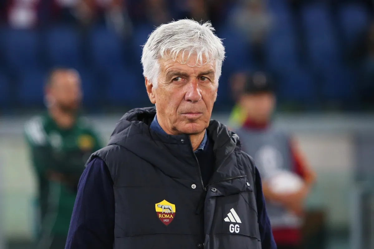 Huấn luyện viên Gian Piero Gasperini, người dẫn dắt AS Roma, hướng dẫn đội tuyển tại trận đấu Europa League