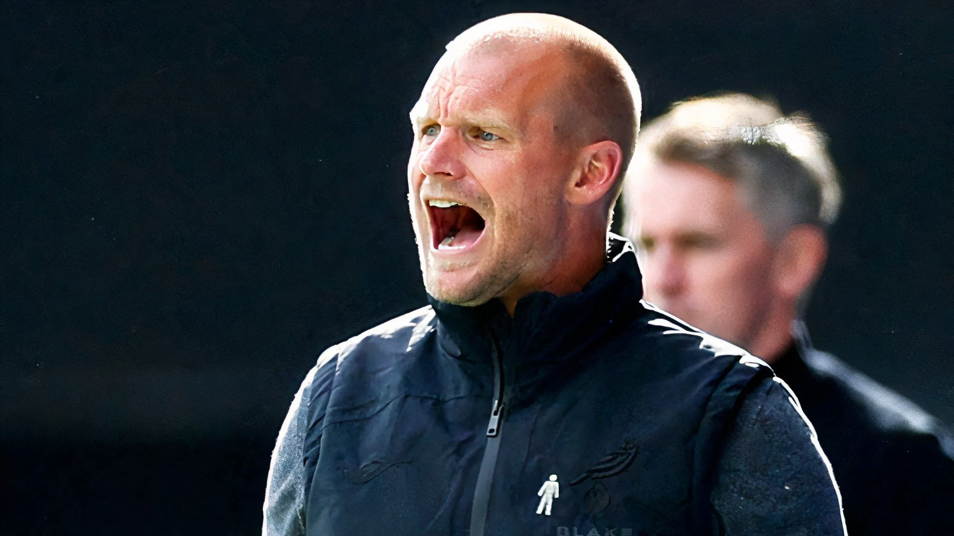 Huấn luyện viên Liam Manning chỉ đạo Norwich City trong một trận đấu Championship