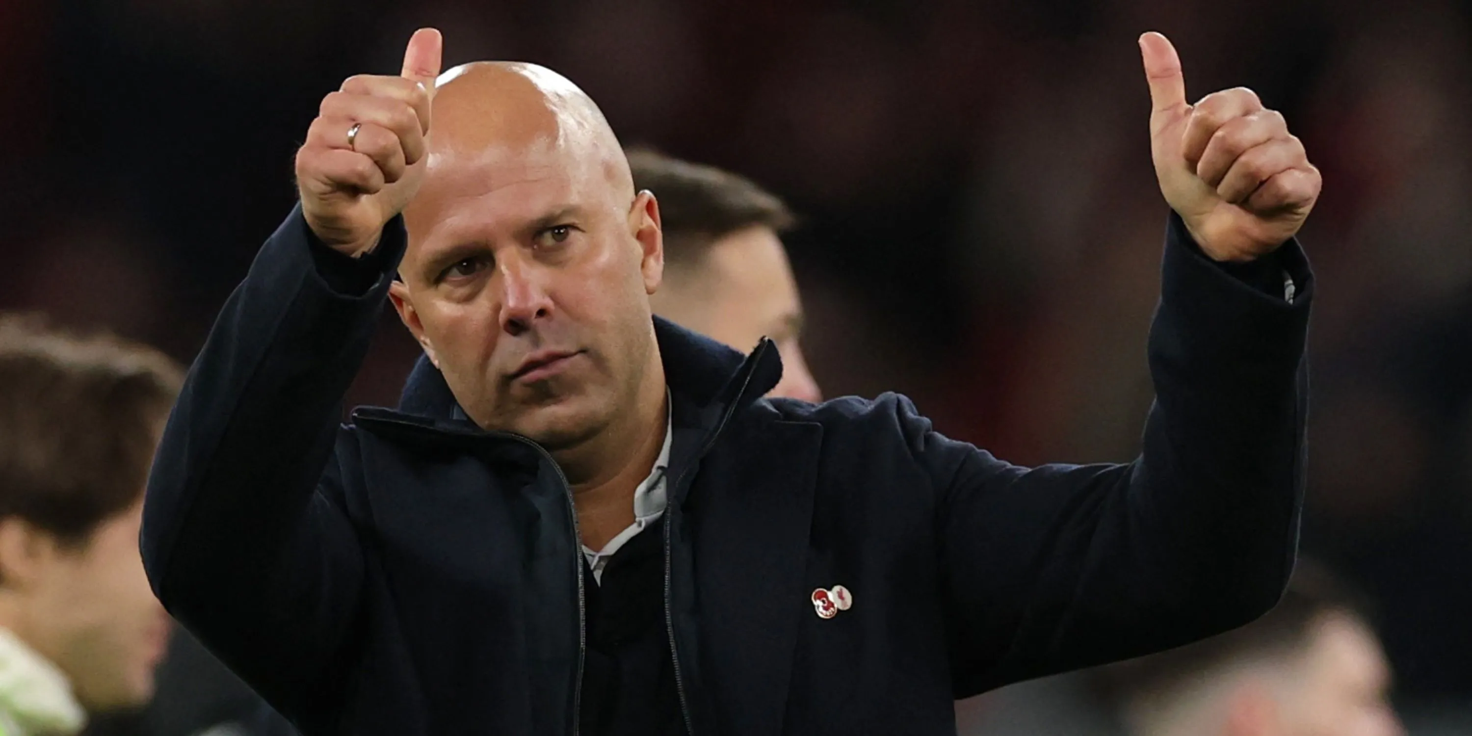 Huấn luyện viên Liverpool Arne Slot cúi đầu sau khi hạ Aston Villa.