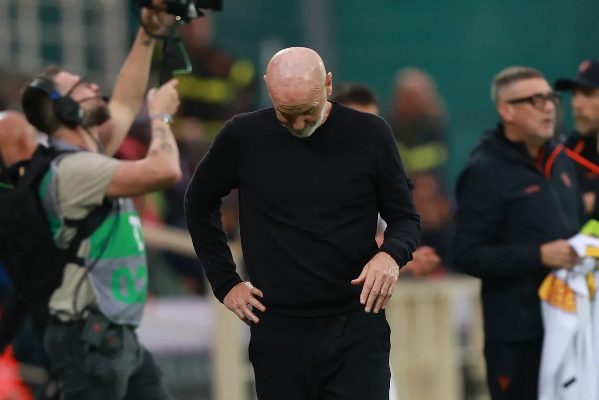 Huấn luyện viên Stefano Pioli của Fiorentina phản ứng không vui trong trận đấu Serie A tại Artemio Franchi