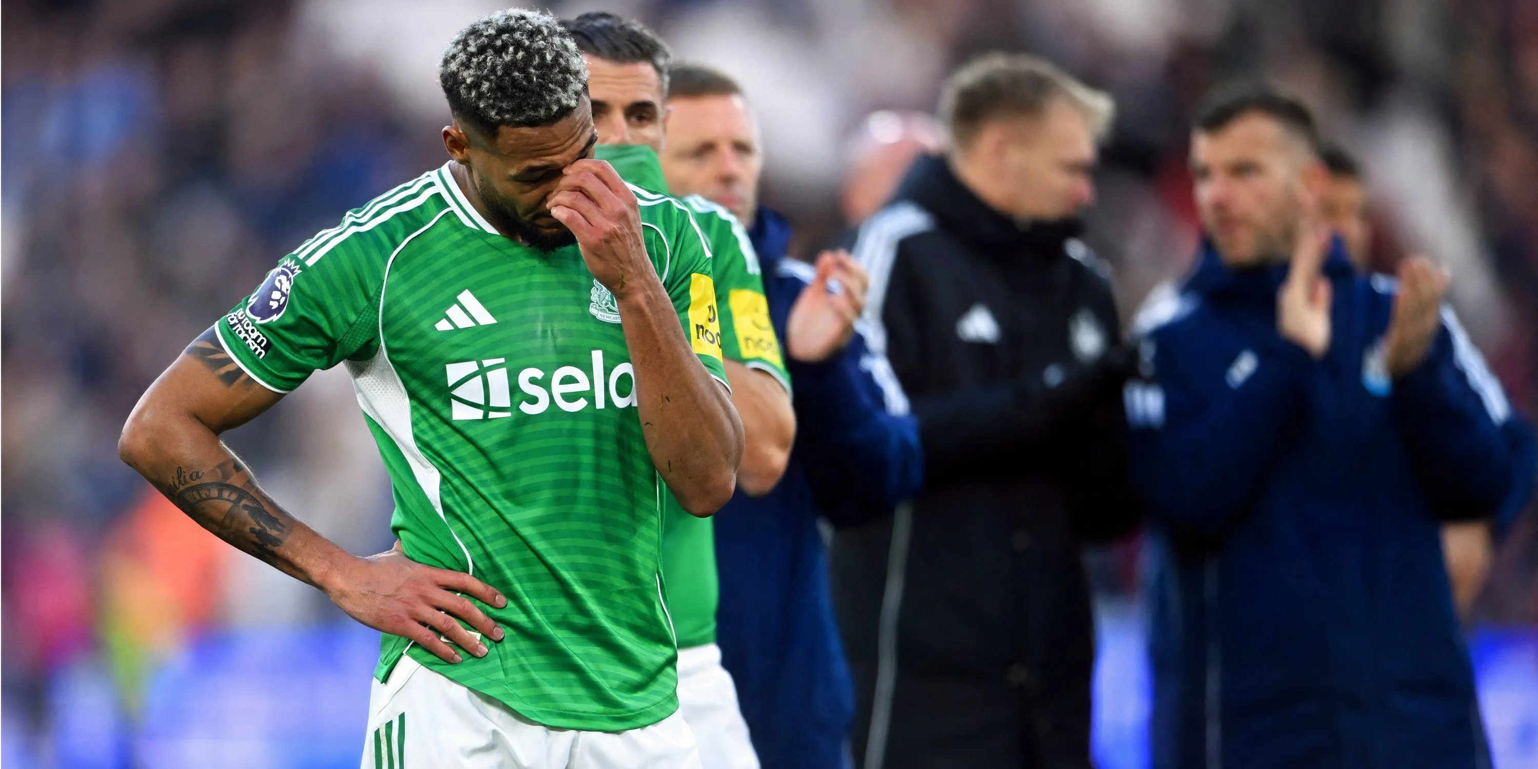 Joelinton khổ sở trong trận đấu tại London Stadium
