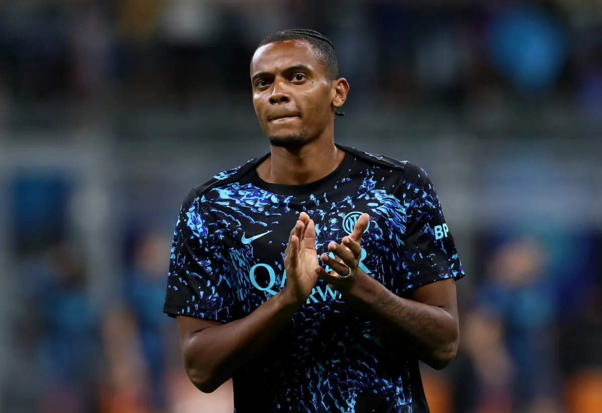 Manuel Akanji của Internazionale chuẩn bị trước trận Serie A giữa Inter và Sassuolo tại Stadio Giuseppe Meazza ngày 21 tháng 9 năm 2025