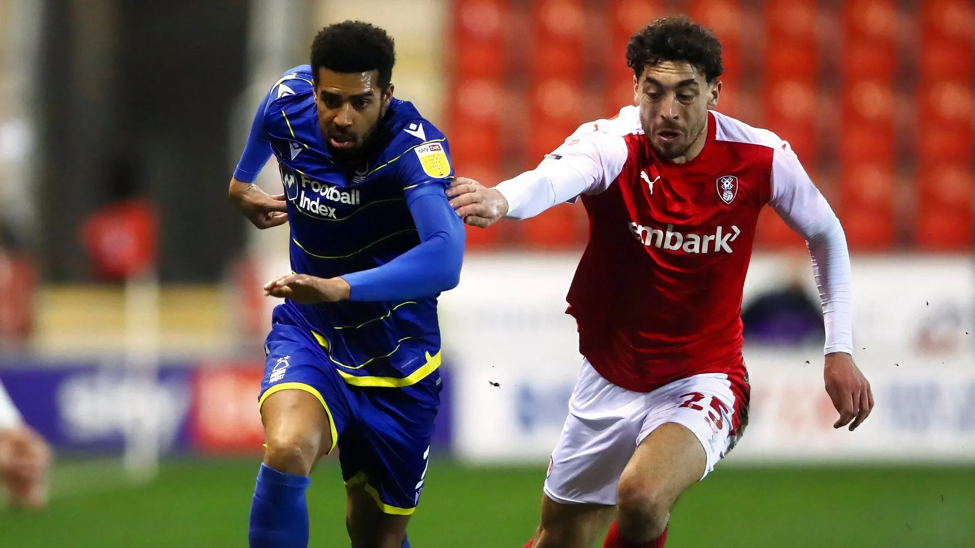 Matt Crooks thi đấu cho Rotherham United trong trang phục của câu lạc bộ