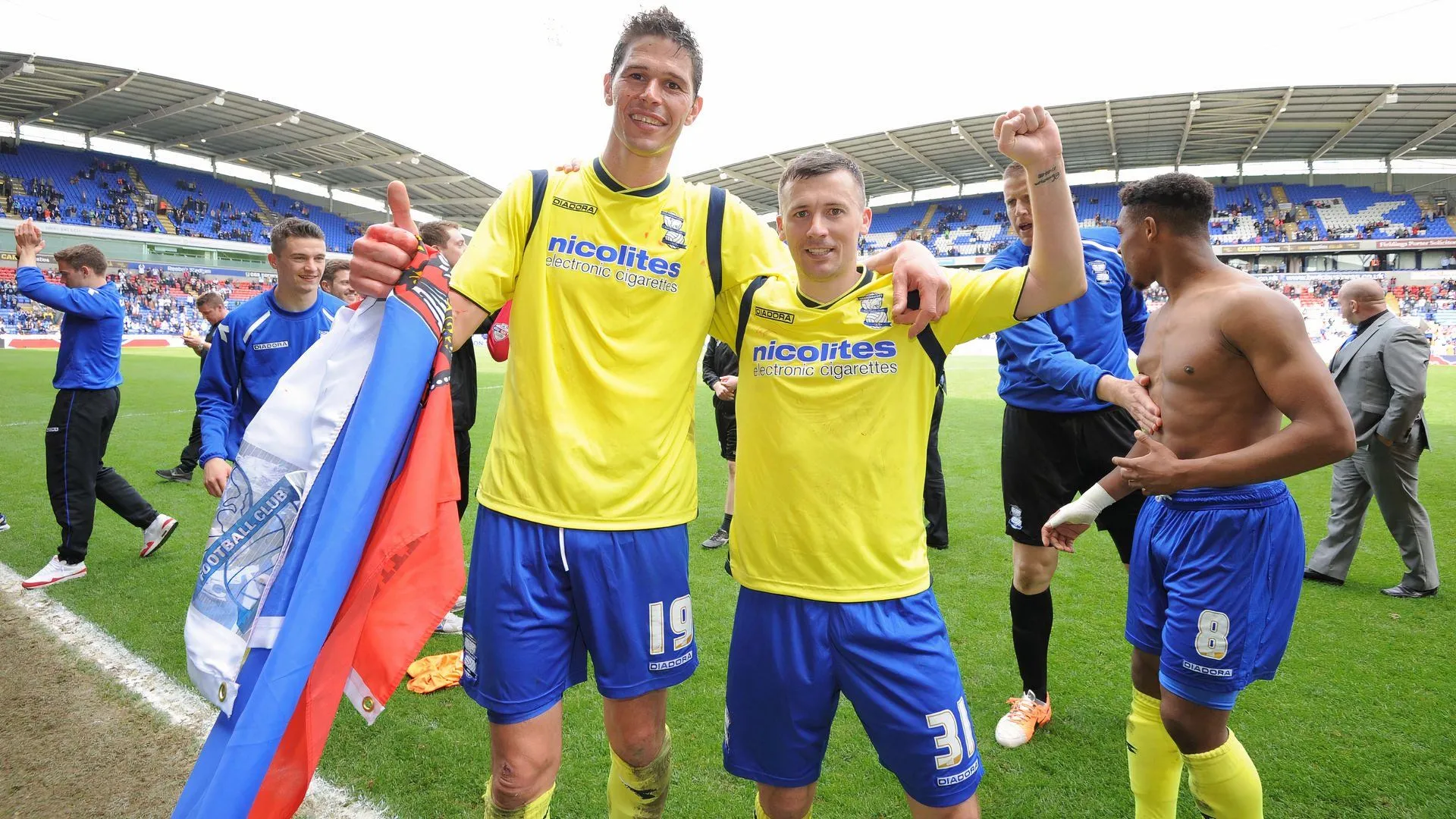 Nikola Zigic và Paul Caddis sau khi Birmingham City tồn tại tại Championship