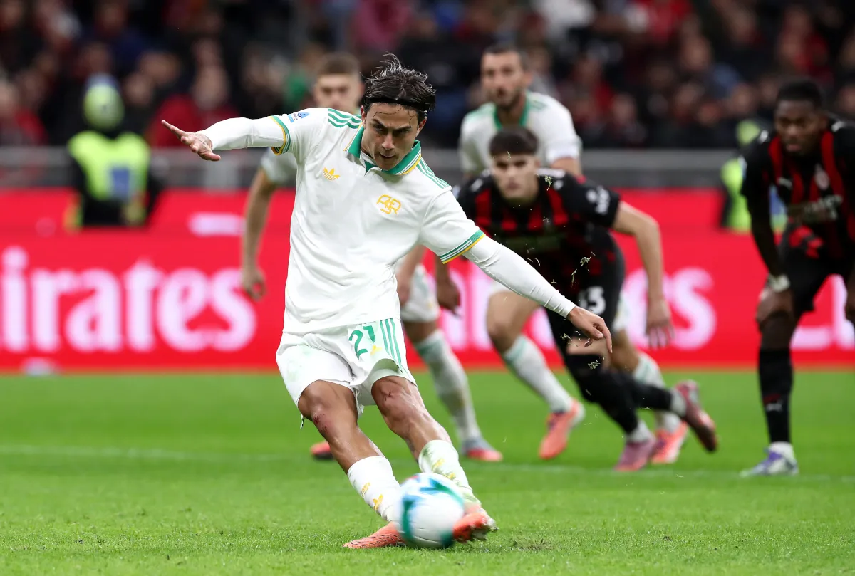 Paulo Dybala của AS Roma thực hiện quả penalty bị thủ môn Mike Maignan của AC Milan cản phá trong trận đấu Serie A tại San Siro ngày 2 tháng 11