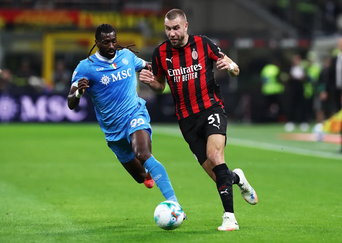 Pavlovic của AC Milan cản phá trong trận đấu trước Napoli tại San Siro