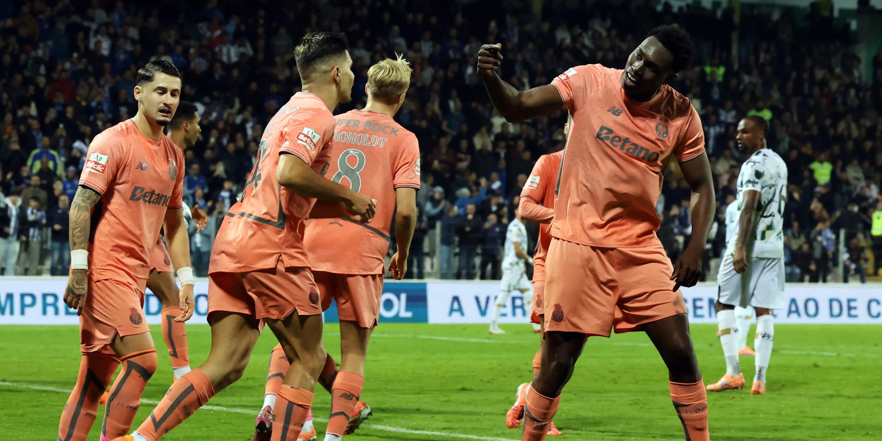 Tiền đạo Samu Aghehowa của FC Porto ăn mừng sau khi ghi bàn thắng đầu tiên